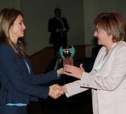 Doña Letizia entrega el Premio "Estamento de la Administración Pública" a la alcaldesa de Avilés, Pilar Varela